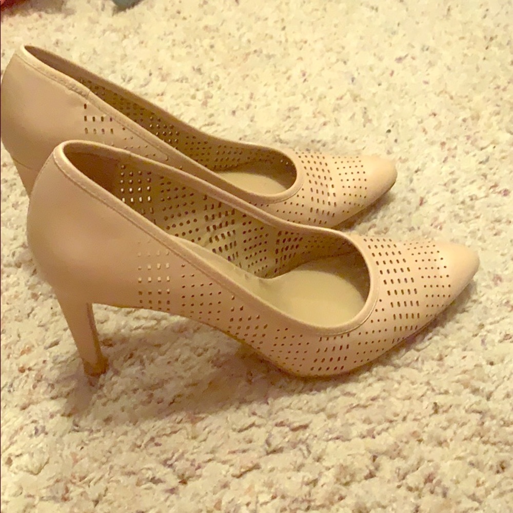 Size 8M Ann Taylor heels.
